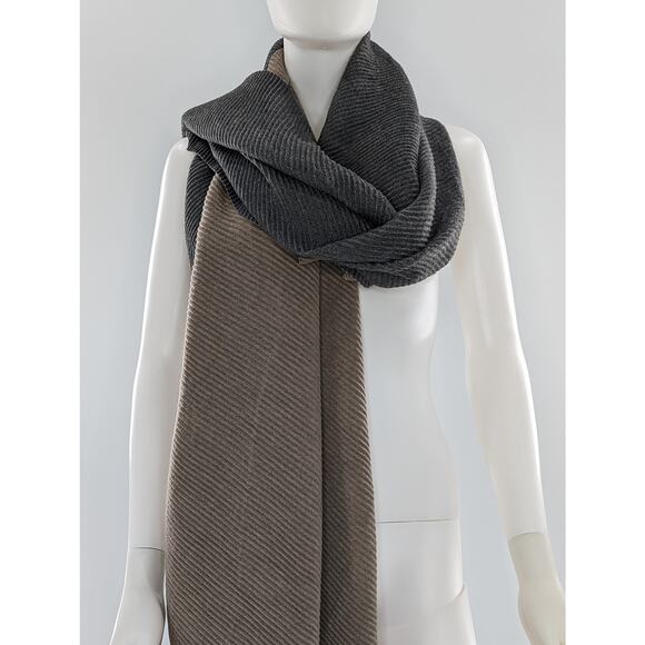 14th & Union Women’s Reversible Scarf - Picture 2 of 9